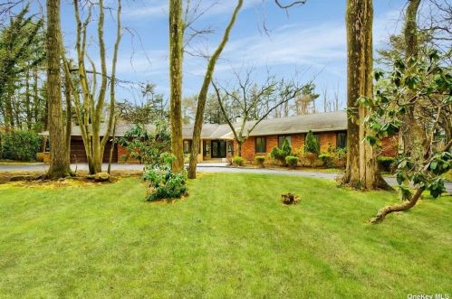 3 Timber Ridge Dr, Muttontown, NY 11771-4203