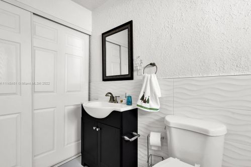 1035 36 Pl, Hialeah FL 33012-4929 exterior