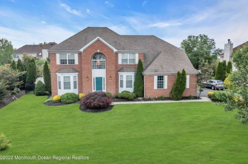 35 Maidenstone Dr, Tinton Falls, NJ 07712-3778