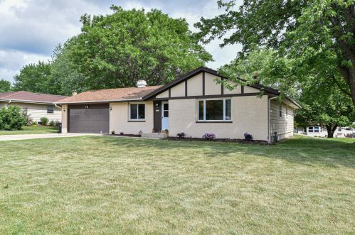 15070 San Mateo Dr, Waukesha, WI 53151-4351