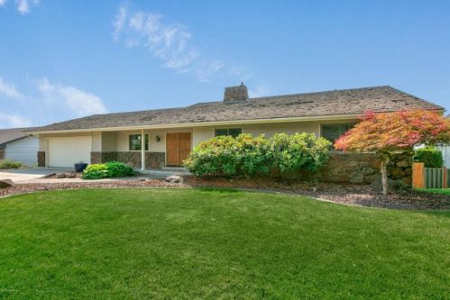 5806 Glacier Way, Yakima WA  98908-2744 exterior