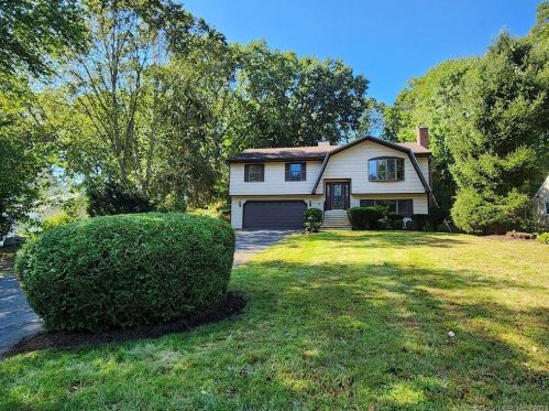 19 Round Hill Rd, Bridgeport, CT 06611-5218
