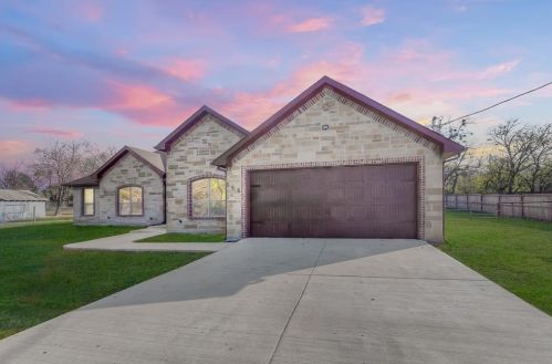 555 Walcott St, Pilot Point, TX 76258-2602
