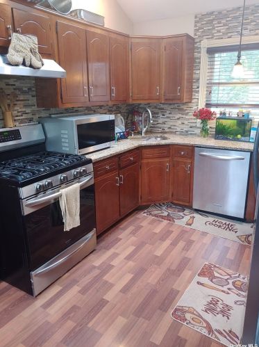 105 Haynes Ave, West Islip NY  11795-1048 exterior