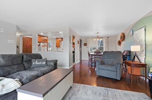 733 Washington Ave, Cleveland WI  53015-1521 exterior
