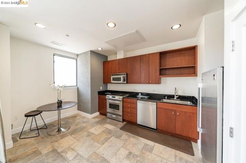 569 9th St, Oakland CA  94607-3833 exterior