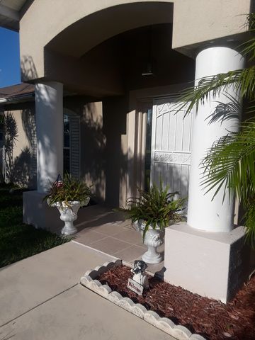 909 10th Pl, Cape Coral, FL 33909-1489