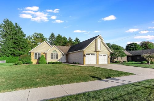 1909 Sharon Ln, Manitowoc, WI 54220-1525