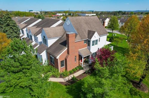 7976 Cross Creek Cir, Breinigsville, PA 18031-1324
