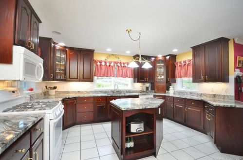 67 Steeplechase Dr, Manchester CT  06040-7066 exterior