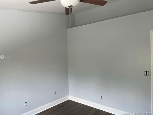 524 208 Dr, Hollywood FL 33029-2198 exterior