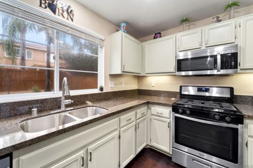 42064 Pine Needle St, Temecula CA  92591-7915 exterior