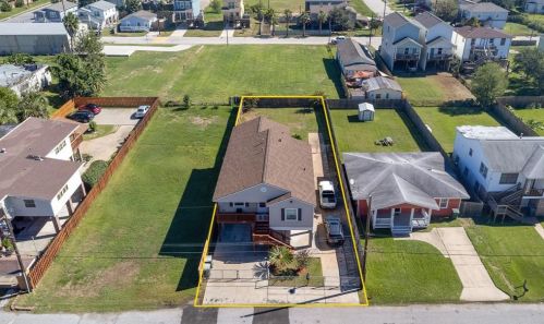 2102 72nd St, Galveston, TX 77551-1244