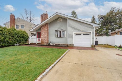 48 Schwab Rd, Huntington Station, NY 11747-1115