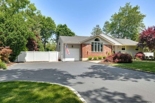 3 Lorijean Ln, Elwood NY  11731-4009 exterior