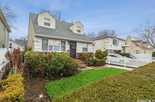 16 Roosevelt Ave, Roosevelt, NY 11575-1117