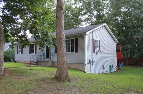15 Loretta Ave, Norwich, CT 06351-3435