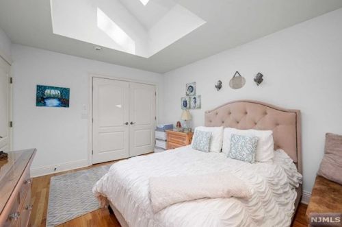 30 Oak Dr, Upper Saddle River NJ  07458-2132 exterior