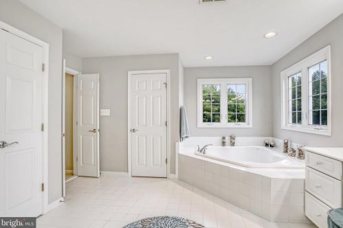 42104 Glynn Tarra Pl, Leesburg VA  20176-5478 exterior