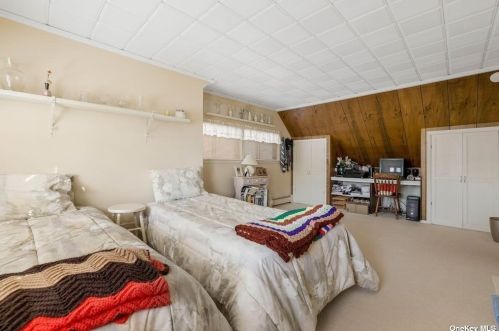 34 Flagstone Ln, Westbury NY  11590-6531 exterior