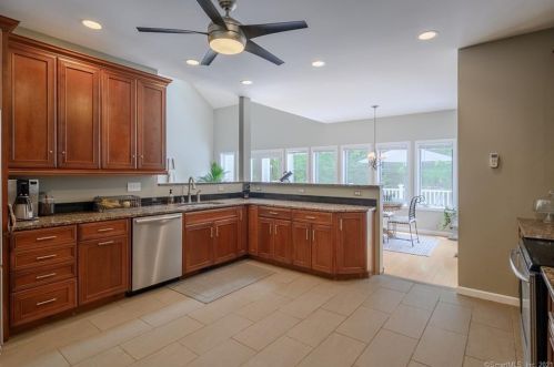 9 New Brg Rd, Brookfield Center CT  06804 exterior