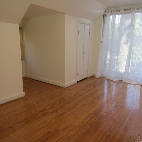 2 Oak Dr, New Hyde Park NY  11040-3315 exterior