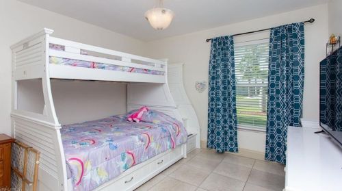 905 52nd St, Cape Coral FL  33914-7086 exterior