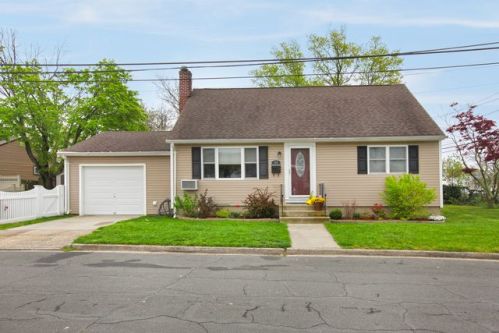 85 Marine Ave, North Lindenhurst, NY 11757-6818