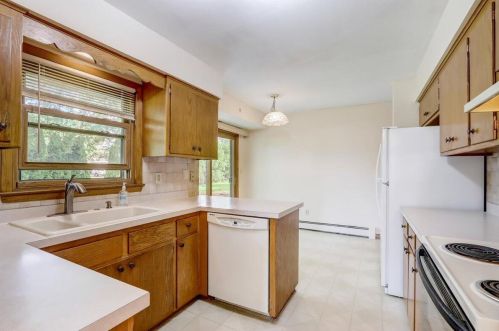 6118 Twin Oak Dr, Greendale WI  53129-2662 exterior