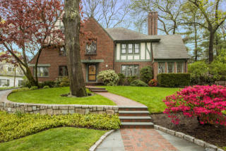 17 Huguenot Dr, Larchmont, NY 10538-1933