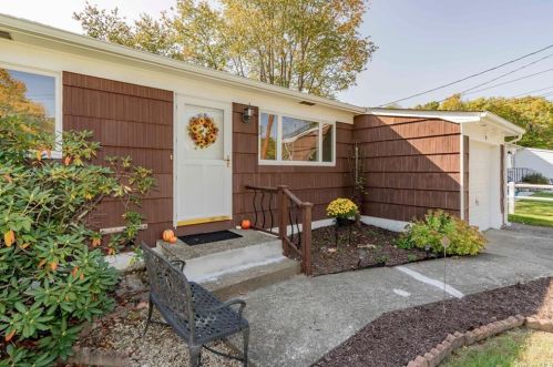 13 Tuscarora Dr, New Hamburg, NY 12590-4051
