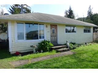 699 Alder Pl, Winchester Bay, OR 97467-1120