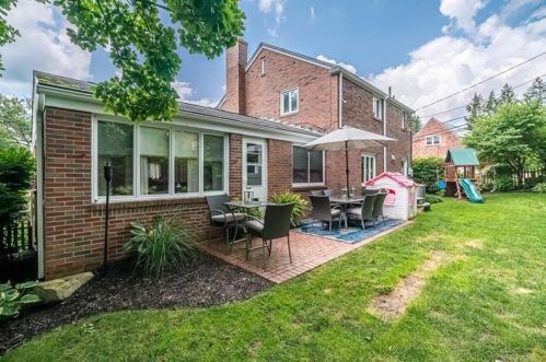 1808 Vollmer Dr, Glenshaw, PA 15116-2147