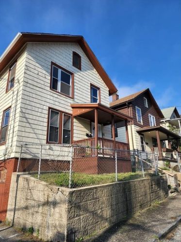 76 Dover St, Waterbury, CT 06706-1027
