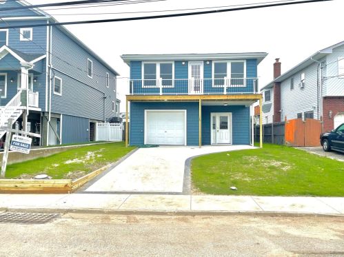 871 Surf St, North Lindenhurst, NY 11757-6239