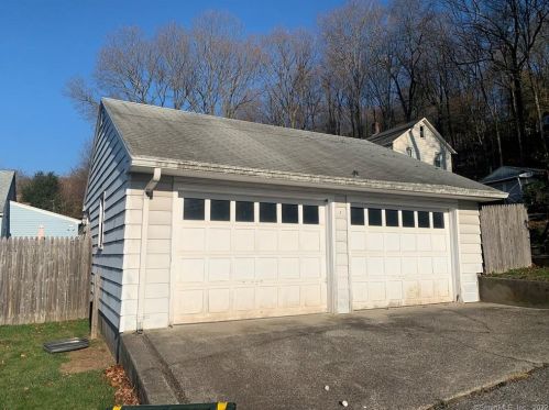 17 Richard St, Ansonia, CT 06401-3327