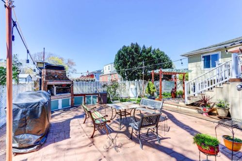 114 Granada Pkwy, North Lindenhurst NY  11757-6013 exterior