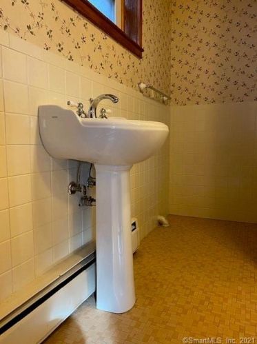 34 Robert Ln, Wallingford CT  06492-4317 exterior