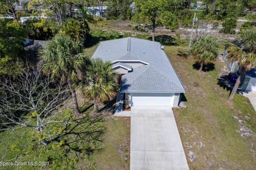 123 La Playa Ln, Sebastian, FL 32958-5217