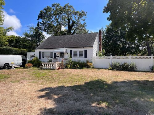 98 Bonaparte Ave, Islip Manor, NY 11751-2402