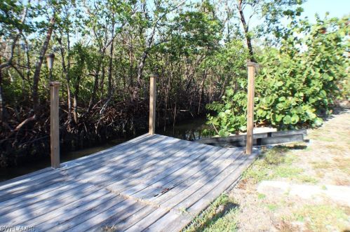 32 Fairview Blvd, Fort Myers Beach FL  33931-4565 exterior