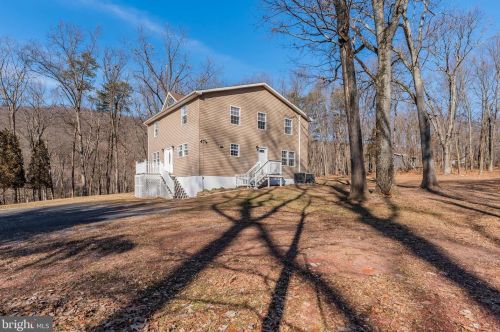 1640 Mountain Rd, Water Gap, PA 17018-9707