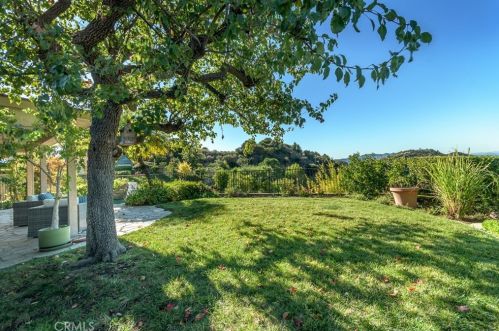 2755 Valle Vista Dr, Glendale CA  91206-4720 exterior