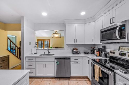 33 Rutledge Ct, East Brunswick NJ  08816-4020 exterior