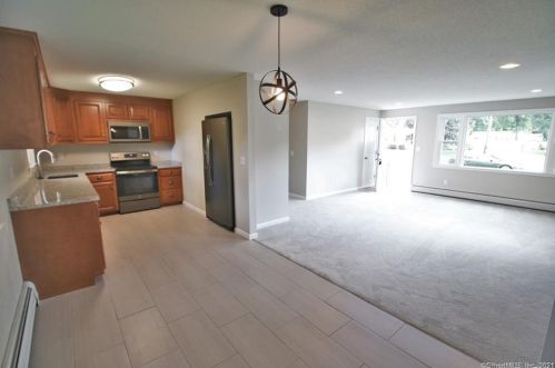 435 Elmwood Dr, Windsor Locks CT  06096-1620 exterior