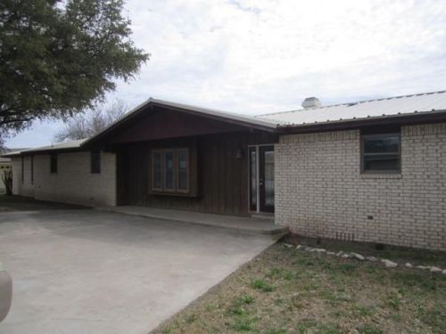 1302 Oak Dr, Big Lake, TX 76932-4833