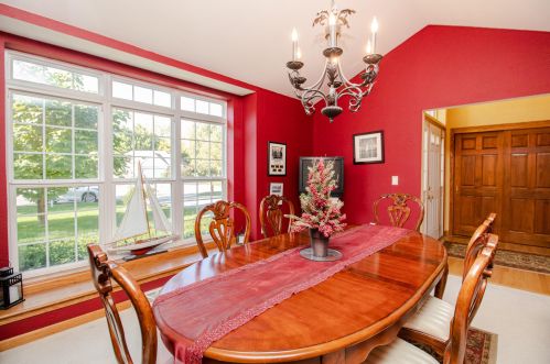 317 Woodlands Ct, Chenequa, WI 53029-2295