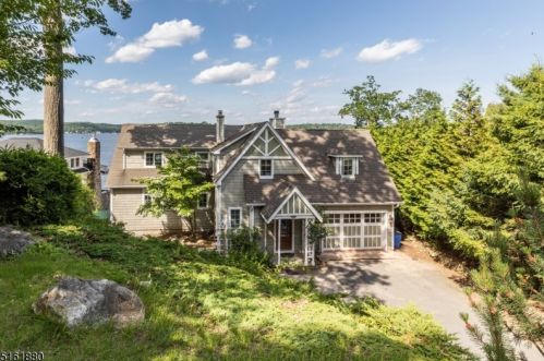 111 Maxim Dr, Hopatcong NJ  07843-1900 exterior