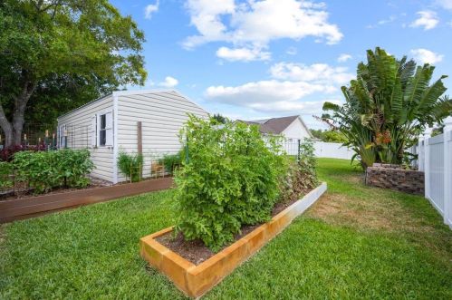 107 Hawthorne Cir, Fort Pierce FL 34953-3524 exterior