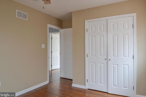 4 Guenever Dr, New Castle DE  19720-2923 exterior